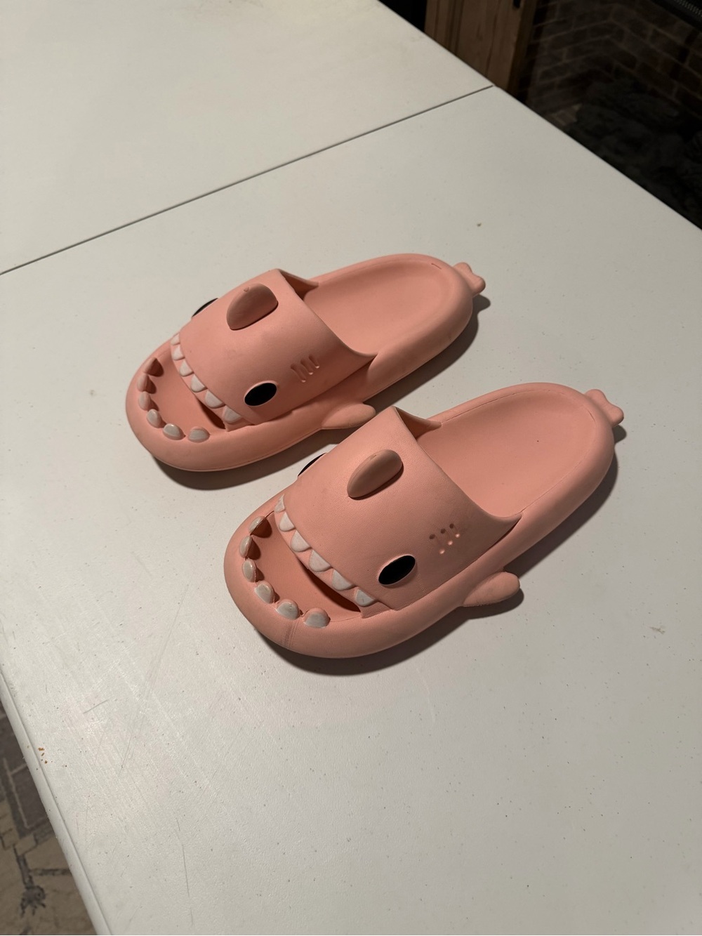 🌟 5 for $25 🌟 Pink Shark Cloud Slides Slippers EU 42-43 US Men 8 Women 9.5-10.5 - Picture 2 of 6